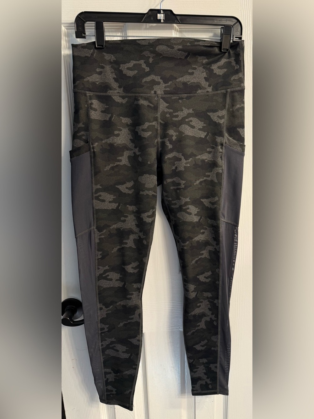 NWT Large Fabletics Mila Pocket Legging. Camo color
